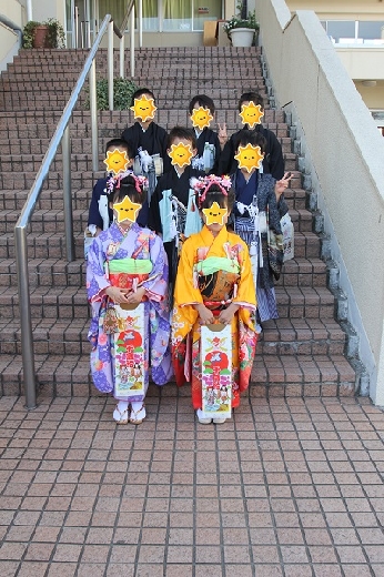 学園の事務所前にて記念撮影