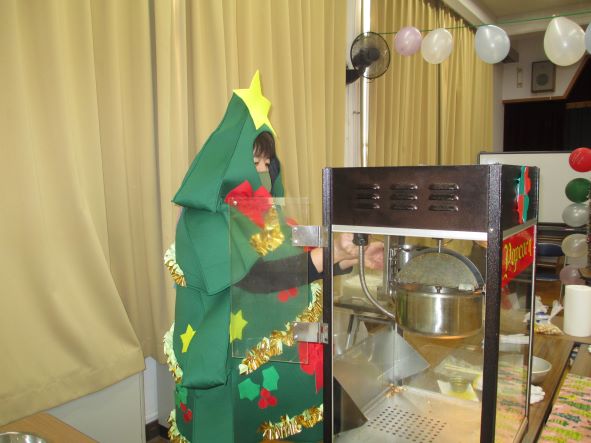 ポップコーンを作るクリスマスツリー