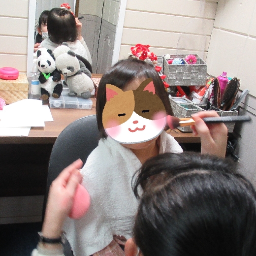 お化粧中