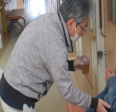 　　　　　　　　　　　　利用者さんへお茶提供の様子
