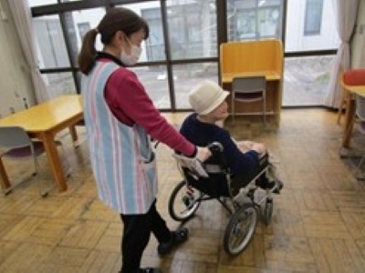 　　　　　　　　　　　　　　車椅子介助の様子