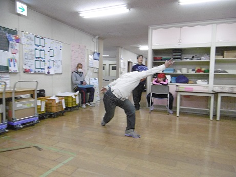 なんの動きだろう、、、